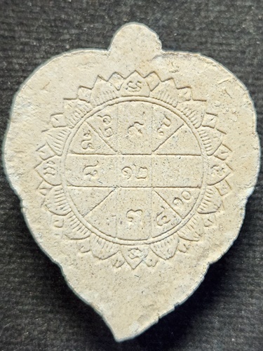 วัดอโศกการาม สมุทรปราการ พระโพธิจักรใบโพธิ์ใหญ่ หลวงพ่อลี หลังยันต์ดวง รุ่นไหแตก ปี 2548 เนื้อผงเกษร