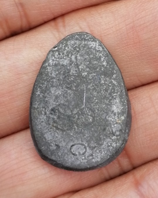 พระปิดตานะหัวเข่าพิมพ์รัศมี เจ้าคุณผล วัดหนัง กรุงเทพ ปี 2509 เนื้อตะกั่ว​ มีจาร เคาะเดียว