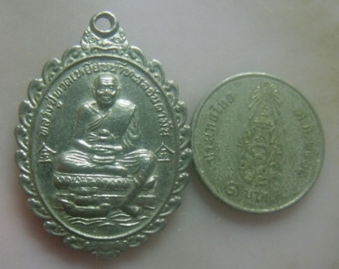 **เบา​ๆ​**เหรียญหลวงปู่ทวดเหยียบน้ำทะเลอันดามัน หลังหลวงพ่อจำเนียร วัดถ้ำเสือ จ.กระบี่ ปี ๒๕๔๒**สวยๆ