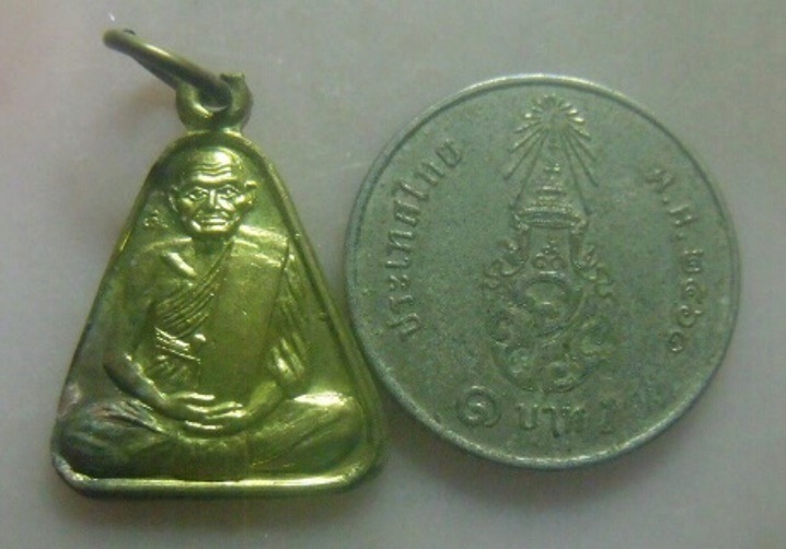 **เบา​ๆ​**เหรียญจอบ หลวงพ่อเงิน รุ่นรวมน้ำใจ วัดบางคลาน จ.พิจิตร ปี ๒๕๓๓**หลังยันต์ สวยๆ 