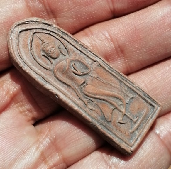 พระลีลาขาไขว้ เนื้อดิน หฃวงพ่อกวย วัดโฆษิตาราม จ.ชัยนาท เคาะเดียว   