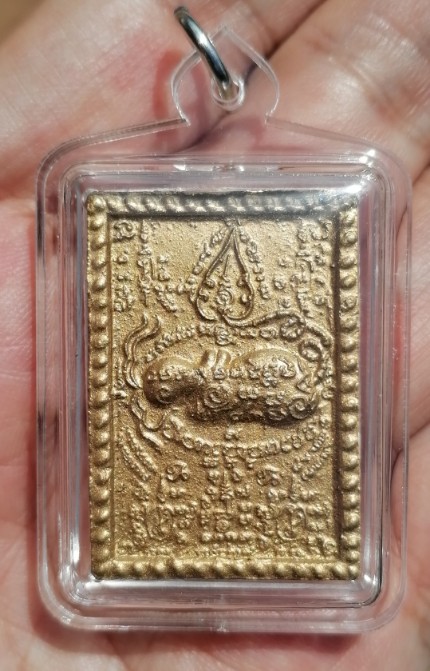 พระผงเพชรพญาธร​ ทาทอง​ หลวงปู่หมุน​ ฐิตสีโล​ ออกวัดซับลำใย​ ปี​ 2543​ เลี่ยมหนาๆ​ เคาะเดียว  