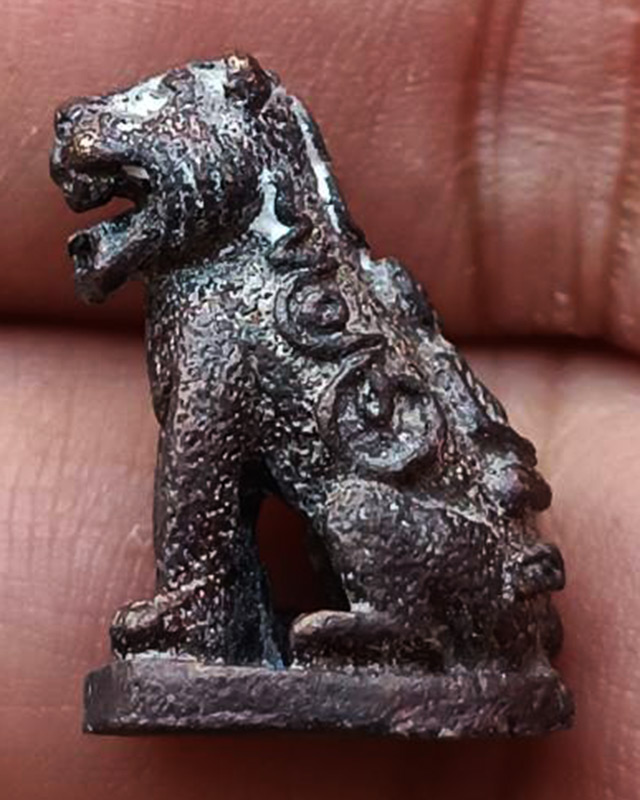 6.เสือมหาอำนาจ พยัคฆ์คำราม หลวงพ่อเกตุ วัดเกาะหลัก รุ่นแรก ปี 2531 เนื้อทองผสม ตอกโค้ด ขนาดสูงประมาณ