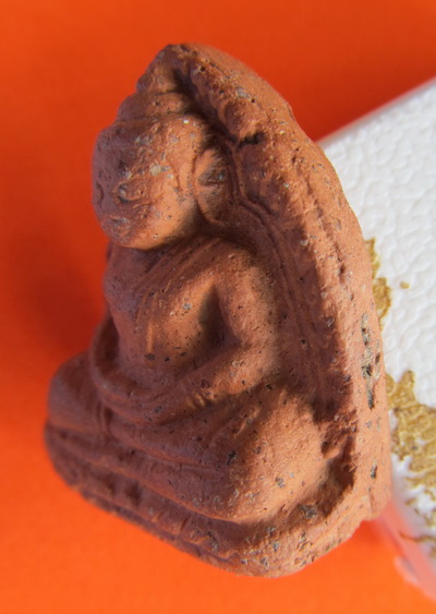 หลวงพ่อโตเนื้อดินแกร่งสวย