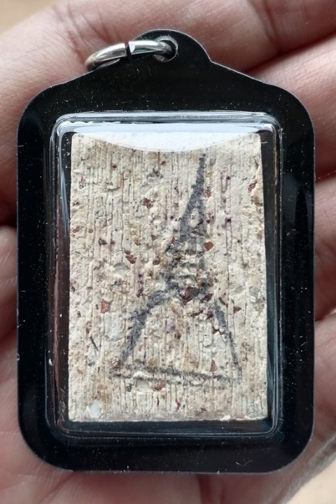 สมเด็จบางขุนพรหม​ พิมพ์สังฆาฎิไม่มีหู​ มวลสารแน่นๆ พร้อมเลี่ยมหนาๆ ปี 2547 เคาะเดียว    