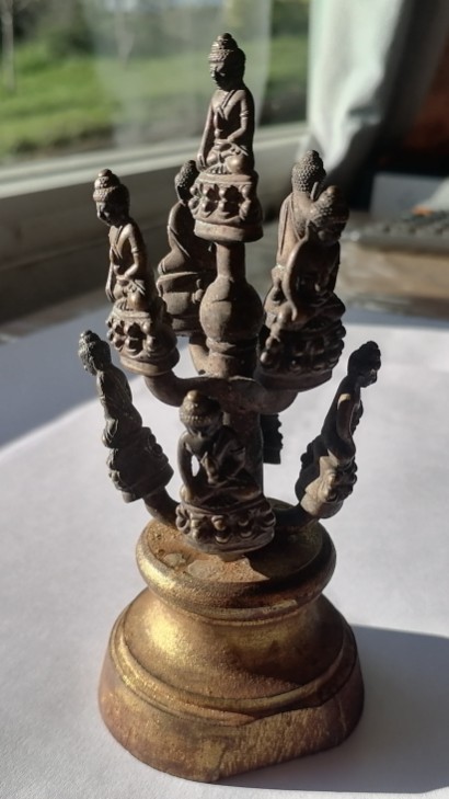 พระกริ่งชัยวัฒน์​ ช่อ​ 9​ องค์​เก่าๆ​ เนื้อทองเหลือง ไม่ทราบที่ เคาะเดียว   