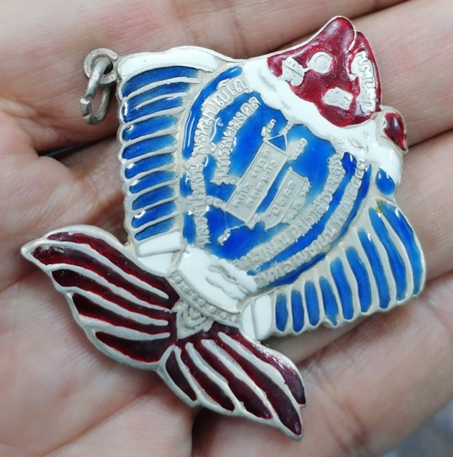 ปลาตะเพียนเงินลงยา หลวงปู่หงษ์ พรหมปัญโญ รุ่นทรัพย์มงคล สุสานทุ่งมน จ.สุรินทร์ ปี 2543 เคาะเดียว