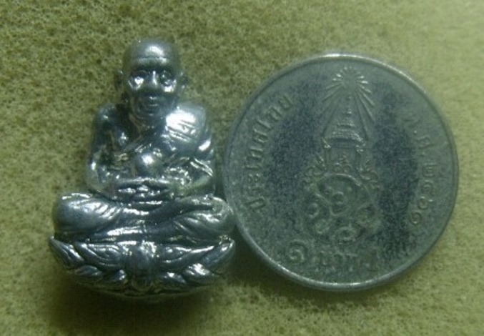 **เบา​ๆ**หลวงปู่ทวดพิมพ์เปิดโลกเหวี่ยงมือ เนื้อดีบุก ลป.ทิม วัดพระขาว รุ่นทรัพย์เศรษฐี ปี ๒๕๔๐**สวยๆ