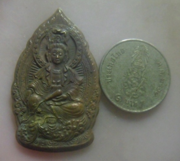 **เบาๆ**เหรียญเจ้าแม่กวนอิมมหาโพธิสัตว์ ปางประทานน้ำมนต์ หลังยันต์จีน**เก่าๆ สวยๆ