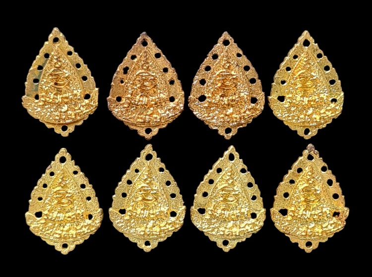 เคาะแรกแดง..หล่อพัดยศลายฉลุ ที่ระลึกสรงน้ำรุ่นพิเศษ ๒๕๓๘..รวม ๘ เหรียญ กล่องเดิม /ส่ง ems