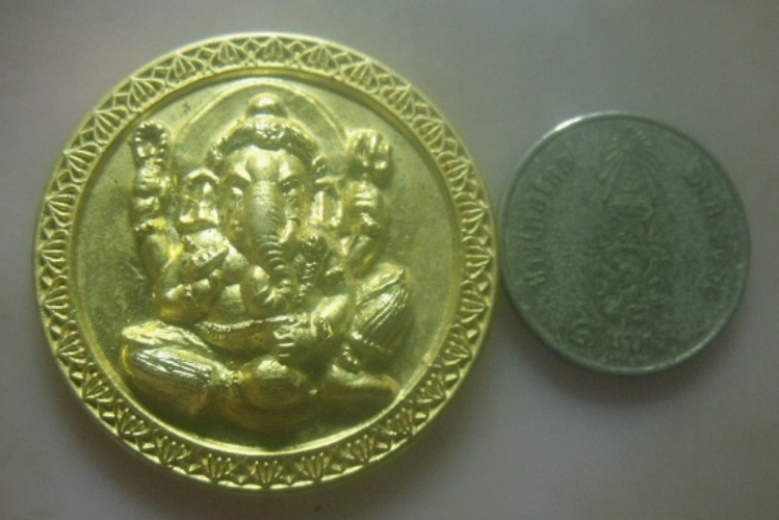 **เบาๆ**เหรียญพระพิฆเนศ หลังยันต์โอม**กะไหล่ทอง สวยๆ เชิญชมครับ