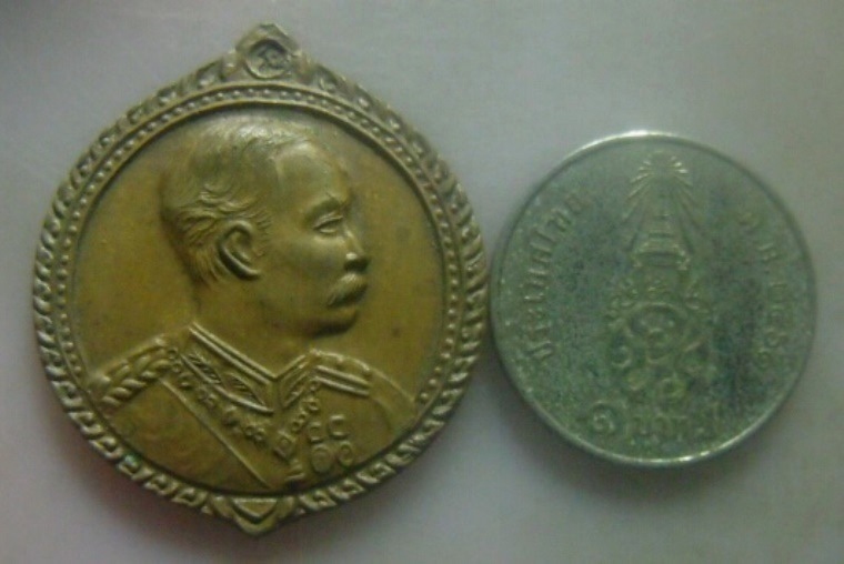 **เบา​ๆ​**เหรียญพระบาทสมเด็จพระปรมินทรมหาจุฬาลงกรณ์ พระจุลจอมเกล้าเจ้าอยู่หัว รัชกาลที่ ๕ ปี ๒๕๓๕**