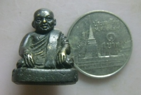 **เบา​ๆ​**รูปหล่อหลวงพ่อเปรื่อง  รุ่นแรก วัดบางคลาน พิจิตร เนื้อทองผสม ปี ๒๕๒๘**สวยๆ