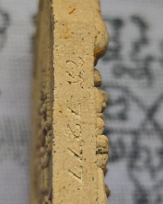 พระพุทธเจริญทรัพย์ หลวงปู่มหาศิลา สิริจันโท เนื้อว่านนะตะบะโรยพลอยเล็กหน้าหลังคลุกจีวร รายการที่ 5