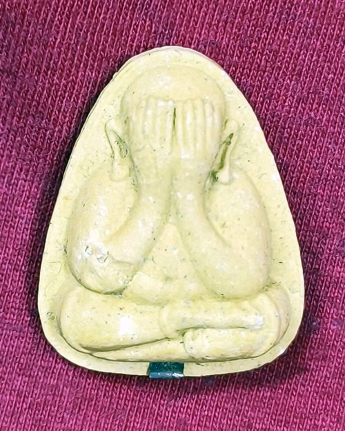 พระปิดตาเนื้อผง หลวงปู่รุ่ง ฝังตะกรุด จ.สมุทรสาคร(ใต้ข้อศอกด้านขวาขององค์พระมี่รอยกระเทาะ)