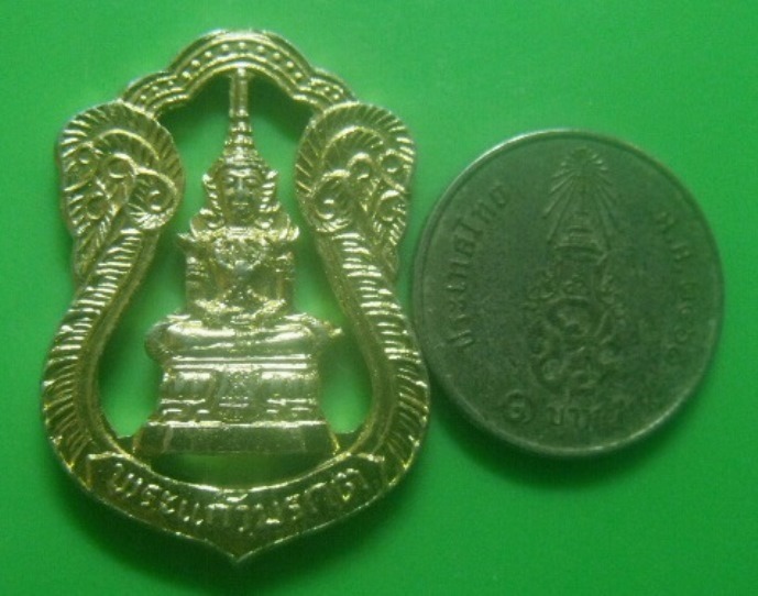 **เบา​ๆ​**เหรียญเสมาลายฉลุ พระแก้วมรกต เนื้อขาปิ่นโต กะไหล่ทอง**สวยๆ