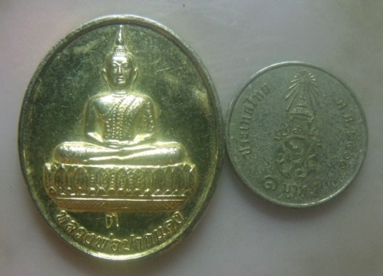 **เบา​ๆ​**เหรียญหลวงพ่อปากแดง หลัง รัชกาลที่ ๕ มหาบารมี วัดพราหมณี จ.นครนายก**กะไหล่ทอง สวยๆ