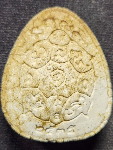 วัดไร่แตงทอง นครปฐม พระผงพระสังกัจจายน์ หลวงปู่หลิว รุ่นมั่งมี-ศรีสุข หลังพญาเต่าเรือน  ปี 2535