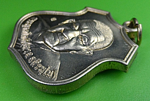 เหรียญโล่รุ่น๑หลวงพ่อหวล วัดนิคมวชิราราม ประจวบคีรีขันธ์ .2414.