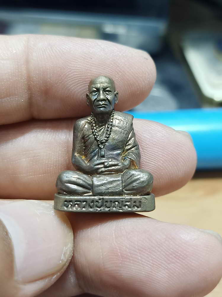 4-293 รูปหล่อลอยองค์ เพชรบูรพา หลวงปู่บุญสม ที่พักสงฆ์ร่มโพธิ์ทอง จ.ชลบุรี มช. เลข 2357กล่องเดิม