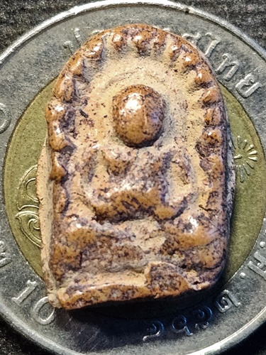 กรุลานดอกไม้ จ.สุโขทัย  พระสังกัจจายน์ข้างขีด เนื้อดิน 