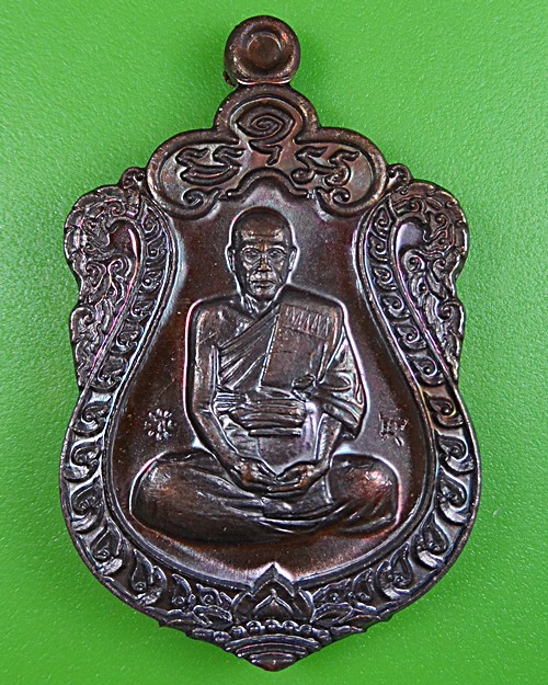 เหรียญรุ่นแรกหลวงพ่อวิชิต วัดไตรรัตน์วนาราม ชลบุรี .2547.