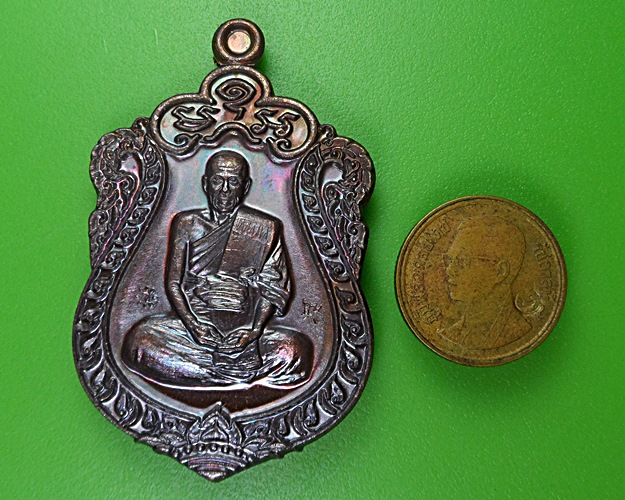 เหรียญรุ่นแรกหลวงพ่อวิชิต วัดไตรรัตน์วนาราม ชลบุรี .2547.