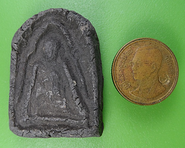 พระผงรูปเหมือนปฐวีธาตุหลวงปู่หงษ์ สุสานทุ่งมน วัดเพชรบุรี สุรินทร์(1) .2589.