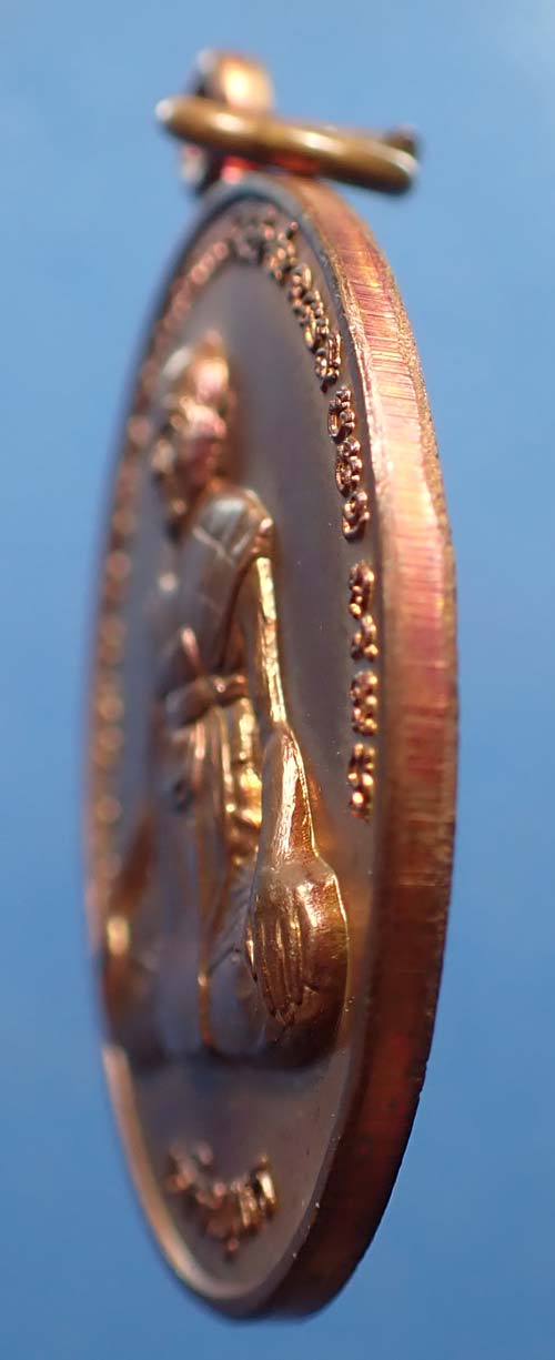 ขายขาดทุน!!!เหรียญหลวงปู่หงษ์ วัดเพชรบุรี สุรินทร์+บัตรรับรองพระแท้*235