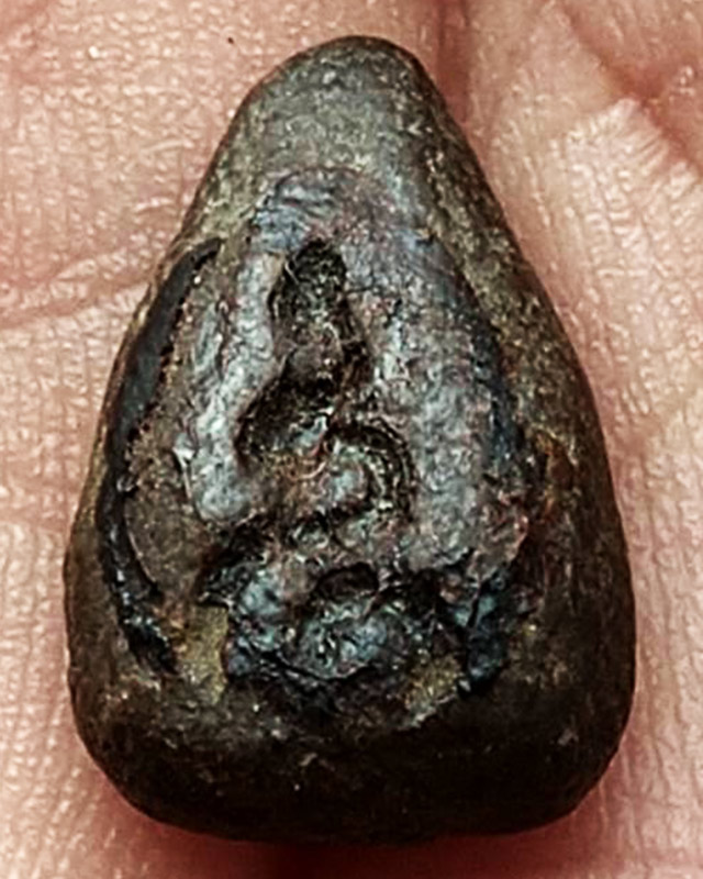 พระเม็ดน้อยหน่าพิมพ์มารวิชัย หมวกทรงชีโบ (นิยม) หลังยันต์อุ เนื้อดินลงรัก กรุวัดศาลาปูน จ.อยุธยา สูง