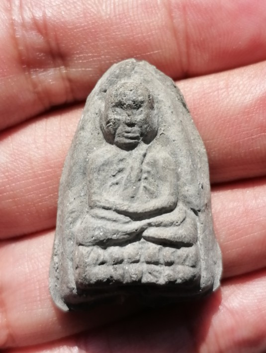 พระหลวงปู่ทวด​ หลังมีโค๊ตกงจักรึมชัด​ พร้องโรยแร่ไม่ทราบที่ เคาะเดียว   