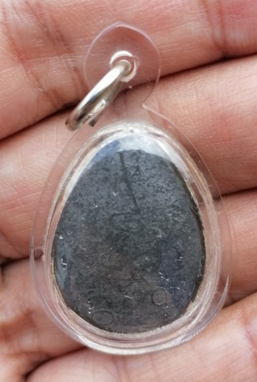 พระปิดตานะหัวเข่าพิมพ์รัศมี เจ้าคุณผล วัดหนัง กรุงเทพ ปี 2509 เนื้อตะกั่ว​ มีจาร เลี่ยมหนาๆ เคาะเดีย