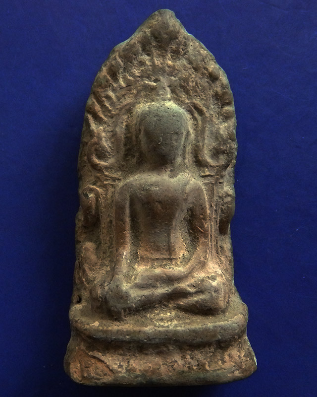 พระปางมารวิชัยซุ้มเรือนแก้วบัวสองชั้น กรุเวียงกุมกาม จ.เชียงใหม่ อายุเกิน 700 ปี สูง 5 ซ.ม.