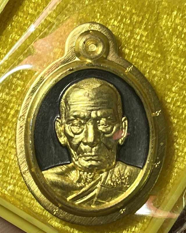 หลวงพ่อพัฒน์ ปุญฺญกาโม วัดห้วยด้วน จ.นครสวรรค์ รุ่น เม็ดแตง เลื่อนสมณศักดิ์ แยกชุดทองคำ มีกล่อง