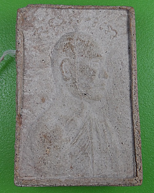 พระผงหลังรูปเหมือนหลวงพ่อเที่ยง วัดพระพุทธบาทเขากระโดง บุรีรัมย์ .2731.