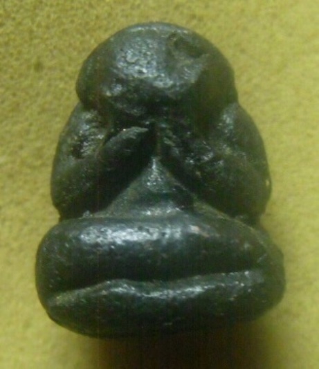 **เบาๆ**พระปิดตาพิมพ์ปั้นลอยองค์ เนื้อผงคลุกรัก หนึกนุ่ม แห้ง เก่าๆ ไม่ทราบที่**เนื้อจัด สวยๆ