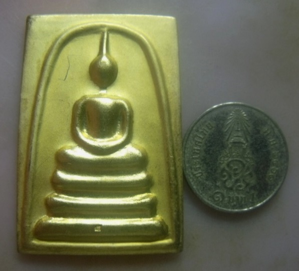 **เบาๆ**สมเด็จหลังคาถายอดพระกัณฑ์ไตรปิฎก เนื้อโลหะชุบทองพ่นทราย วัดมกุฏกษัตริย์ ปี๒๕๔๘**ตอกโค้ด สวย