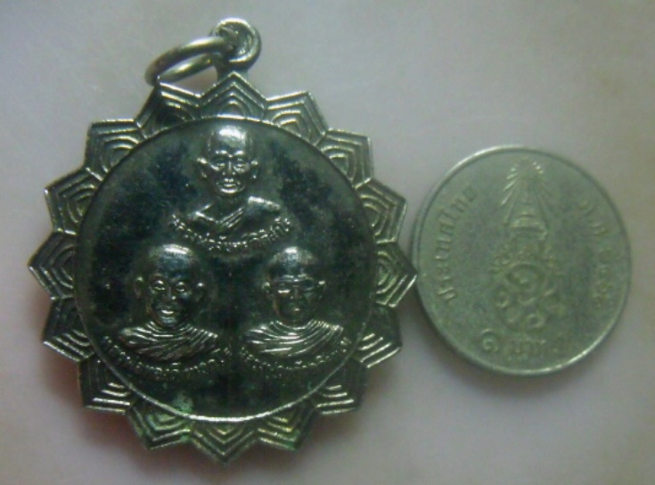 **เบา​ๆ**เหรียญหลวงพ่อจันทร์ หลวงพ่อทองดี หลวงพ่อแก้ว วัดบ้านยาง จ.กาญจนบุรี ปี ๒๕๔๘**กะไหล่เงิน สวย