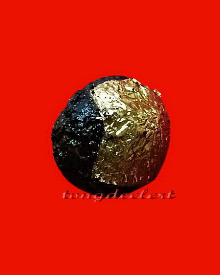 ลูกอมชานหมากผสมเส้นเกศาปิดทอง พร้อมรูปถ่าย หลวงปู่แย้ม วัดสามง่าม จ.นครปฐม