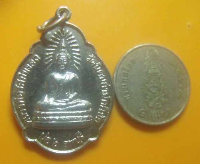 **เบา​ๆ​**เหรียญหลวงพ่อรัศมีมงคล หลังพระครูศรีนิคมประศาธน์ วัดนิคมสามัคคีชัย บ่อ6 ลพบุรี**กะไหล่เงิน