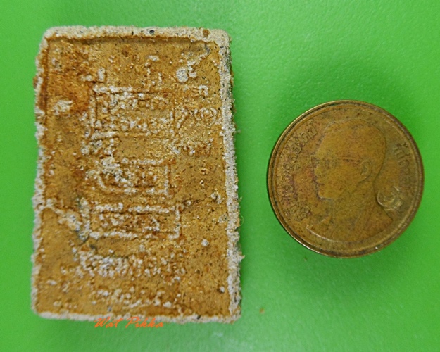 พระผงรูปเหมือนหลวงปู่หงษ์ วัดเพชรบุรี สุรินทร์ .3168.