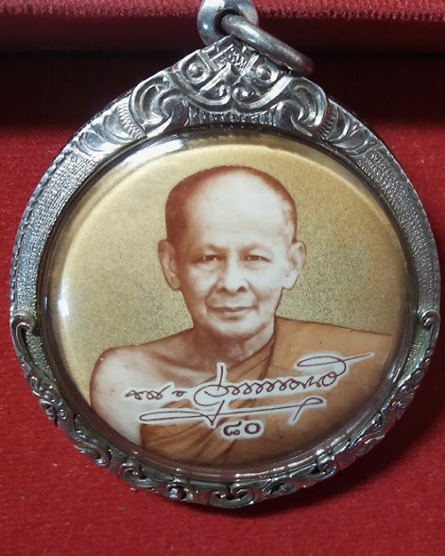 ล็อกเก็ตมหามงคล 80ปี กลมใหญ่ ฉากทองตะกรุดทองคำ เลี่ยมเงิน หลวงพ่อเอียด วัดไผ่ล้อมปี51..เคาะเดียวแดง.