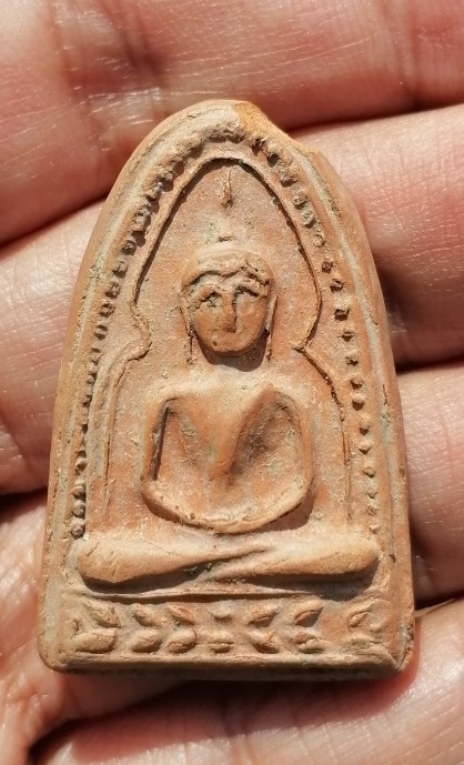 พระซุ้มไข่ปลาฐานบัว​ หลังปลาดุก​ 2​ ตัว หลวงพ่อกวย​ วัดโฆษิตาราม​ เนื้อดิน​ ยุคต้น​ เคาะเดียว    