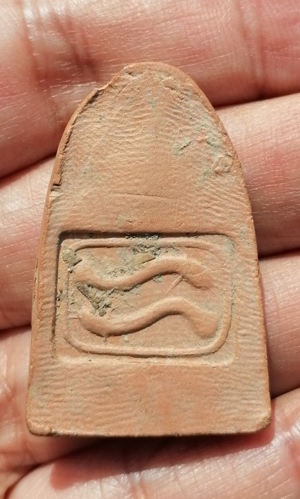 พระซุ้มไข่ปลาฐานบัว​ หลังปลาดุก​ 2​ ตัว หลวงพ่อกวย​ วัดโฆษิตาราม​ เนื้อดิน​ ยุคต้น​ เคาะเดียว    