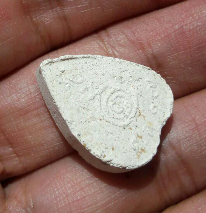 พระผงใบโพธิ์ หลังศก.๑๗ หลวงพ่อมุม วัดปราสาทเยอร์เหนือ ศรีสะเกษ ปี ๒๕๑๗ เคาะเดียว