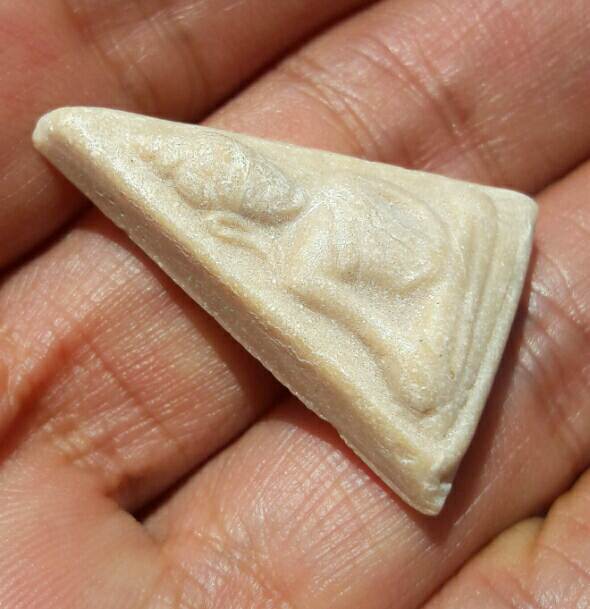 พระนางพญาฐานไข่ปลา เนื้อผงน้ำมัน วัดรัตนชัย(วัดจีน) จ.อยุธยา พิธีจตุรพิธพรชัย ปี 2518 เคาะเดียว