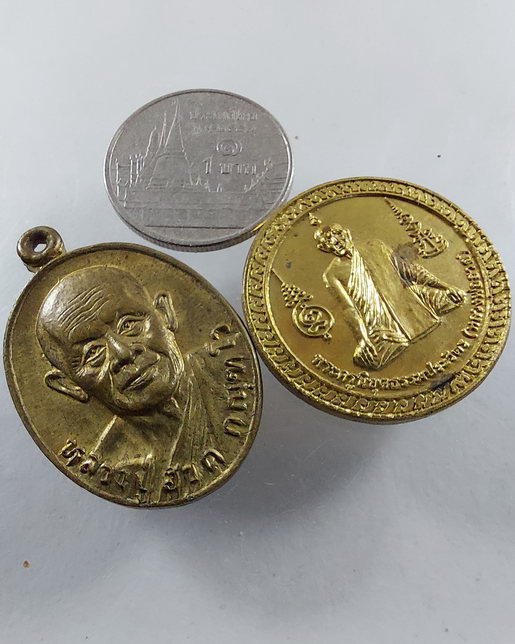 " เหรียญ หลวงพ่อฮวด วัดหัวถนนใต้ จ.นครสวรรค์ ทีเดียว 2 เหรียญสวยๆครับ "