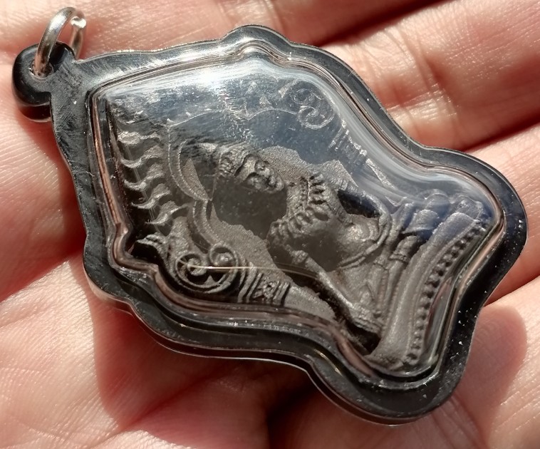 พระขุนแผนไม้งิ้วดำแกะ หลวงปู่หงษ์ พรหมปัญโญ วัดเพชรบุรี จ.สุรินทร์ หลังอุดมวลสารฯลฯ เคาะเดีย