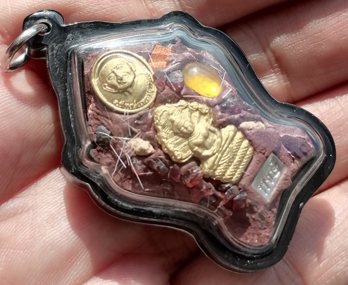 พระขุนแผนไม้งิ้วดำแกะ หลวงปู่หงษ์ พรหมปัญโญ วัดเพชรบุรี จ.สุรินทร์ หลังอุดมวลสารฯลฯ เคาะเดีย