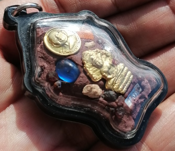 พระขุนแผนไม้งิ้วดำแกะ หลวงปู่หงษ์ พรหมปัญโญ วัดเพชรบุรี จ.สุรินทร์ หลังอุดมวลสารฯลฯ เคาะเดีย